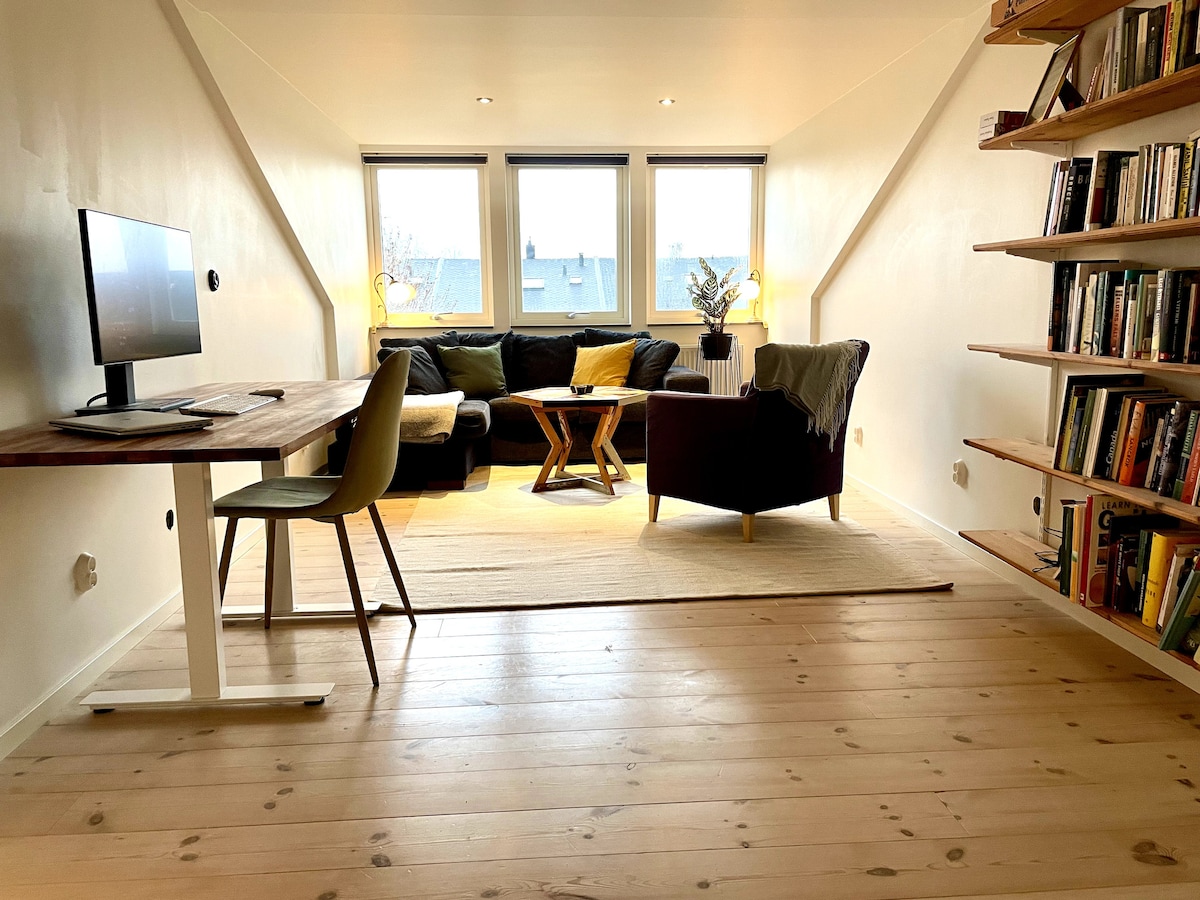 Sala de estar arriba. Espacio de trabajo y zona de estar más pequeña