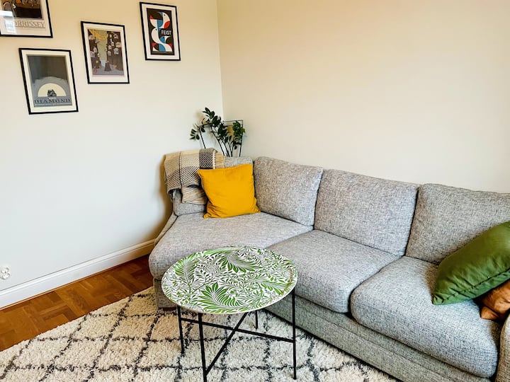 Ტელევიზორის ოთახი / დამატებითი საძინებელი. 

Ჩვეულებრივ, გამოიყენება, როგორც ტელევიზორის ოთახი, მაგრამ საჭიროებისამებრ შეიძლება გამოყენებულ იქნას დამატებითი საძინებლად. Ან ტახტი, ან ორი ადამიანისთვის განკუთვნილი სქელი გასაბერი ორადგილიანი ლეიბის ამოტუმბვით.