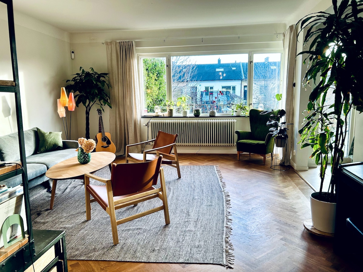 Sala con área de estar, rincón de lectura y piano.