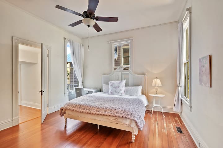 ამ საძინებელს ეწოდება „მარიგოლდი“. საძინებელში არის საოცნებო ზომის საწოლი და საკუთარი სააბაზანო.