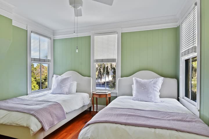 ამ საძინებელს ეწოდება „საქარეპლუმი“. ნომერში არის ორი 150‑179 სმ ზომის საწოლი და ტელევიზორი.