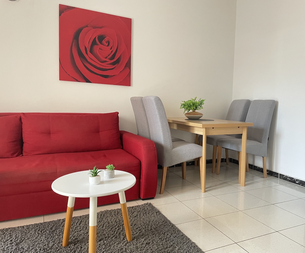 Dhoma e ndenjjes me divan.