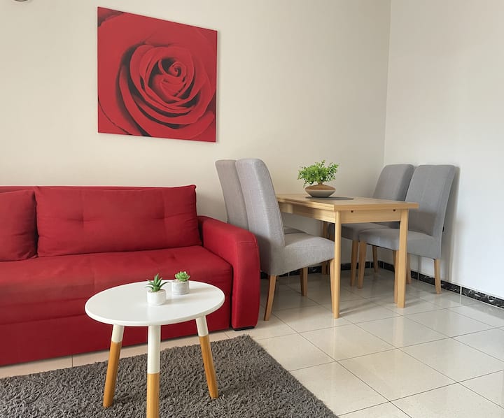 Sebule iliyo na kochi.