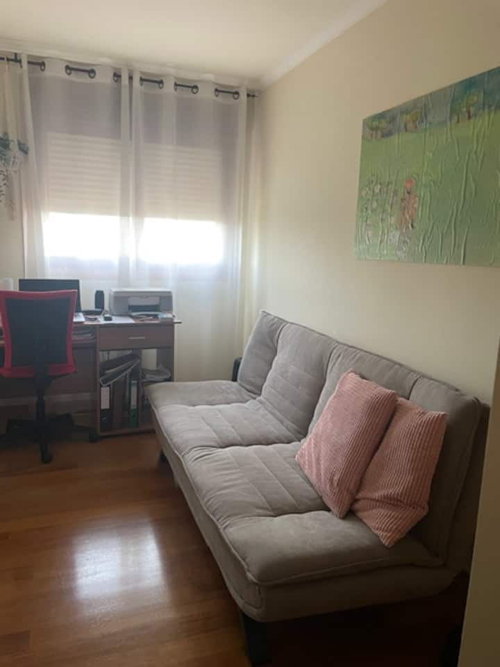 Le canapé lit est dans la plus petite chambre.