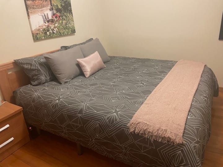 La deuxième chambre, avec un lit de 180x200 cm.