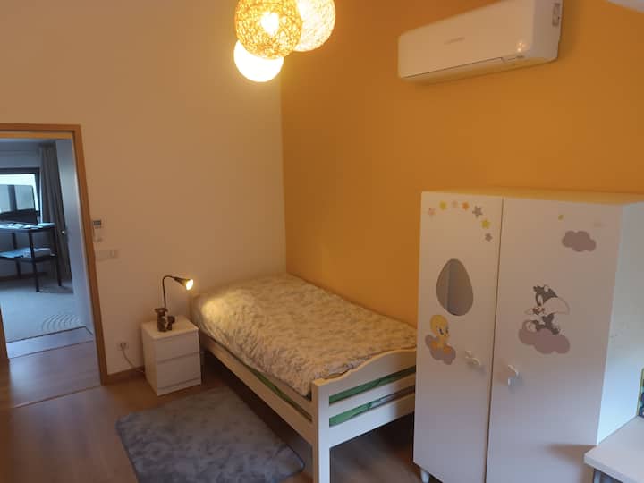 Slaapkamer 5 met bed van 90 cm voor volwassene of kind, airconditioning 