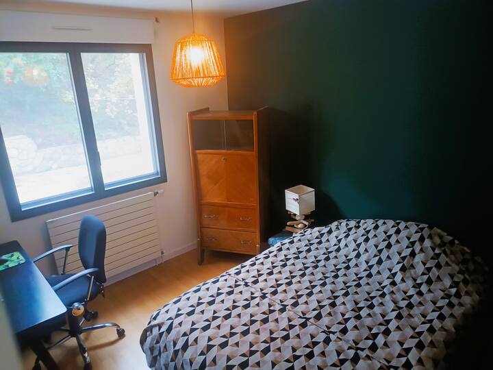 Slaapkamer 1 bed 140 cm met bureau 
Begane grond 
