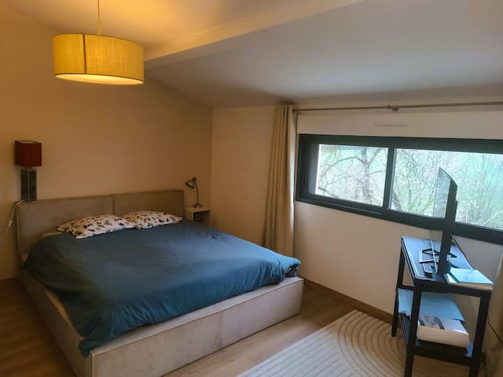 Hoofdslaapkamer met queensize bed en kleedkamer en airconditioning 