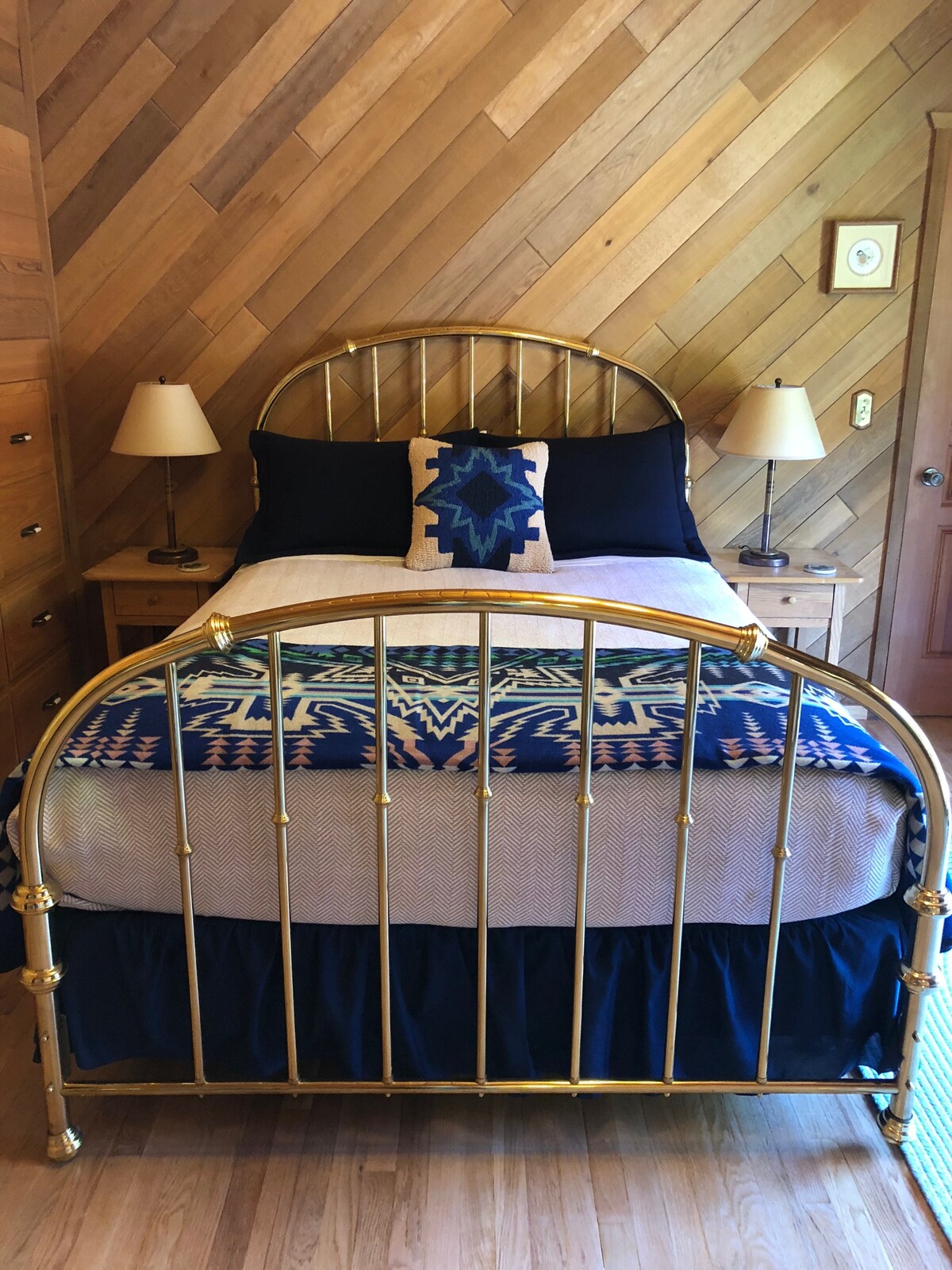 PLANTA PRINCIPAL, MASTER QUEEN BEDROOM---HAS BAÑO PRIVADO CON DOS LAVABOS Y DUCHA.