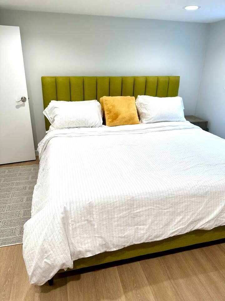 大卧室里有一张加大双人床和一张标准双人床