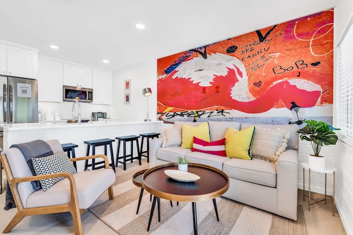 Sehemu ya sebule yenye starehe lakini yenye starehe.