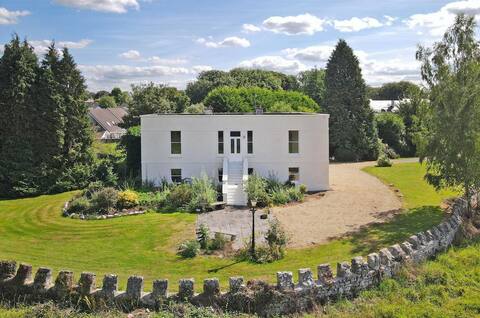 Gated, Neo-Georgian, River Views
