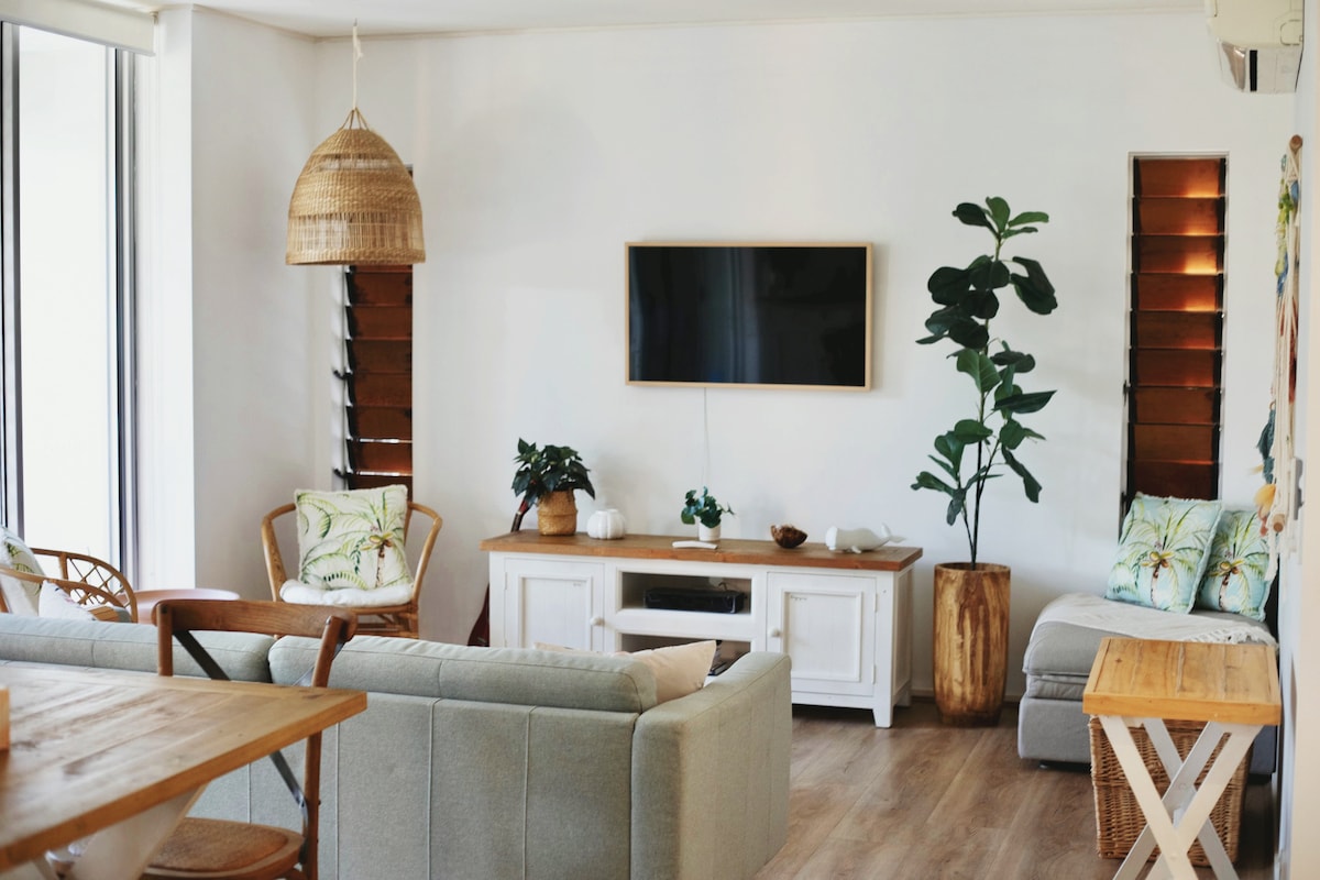 Enjoy a bright and breezy lounge equipped with air conditioning and heating for your comfort. This space features an additional pull-out single bed, making it perfect for extra guests. A Smart TV, which includes streaming services such as Netflix. 