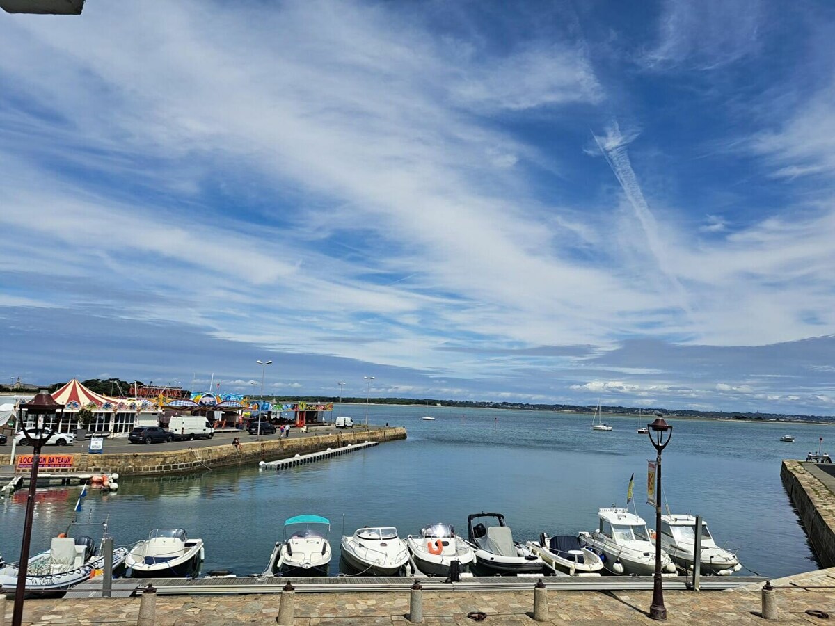 Successful Airbnb property: Apartment with panoramic sea and harbor view in Le Croisic