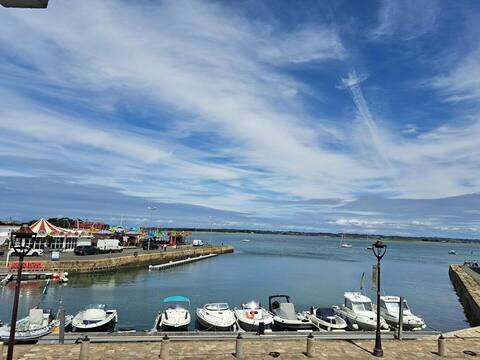 Successful Airbnb property: Apartment with panoramic sea and harbor view in Le Croisic
