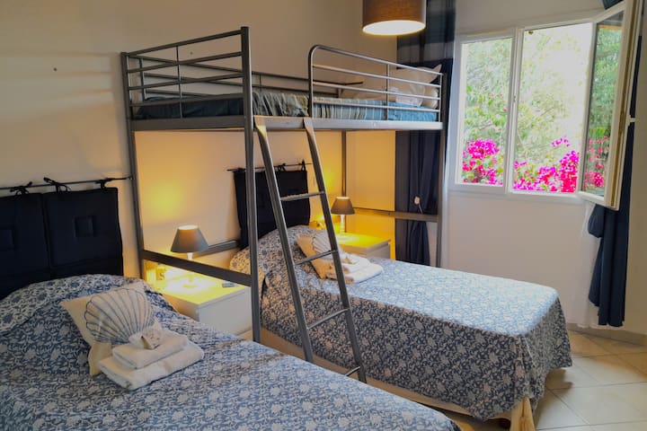 RESIDENCE ORINELLA AZZURA 7/9 PERS מיזוג אוויר 80 מ"ר עם בריכה משותפת. חדר משולש ממוזג בקומה הראשונה עם ארון ומתלה בגדים.