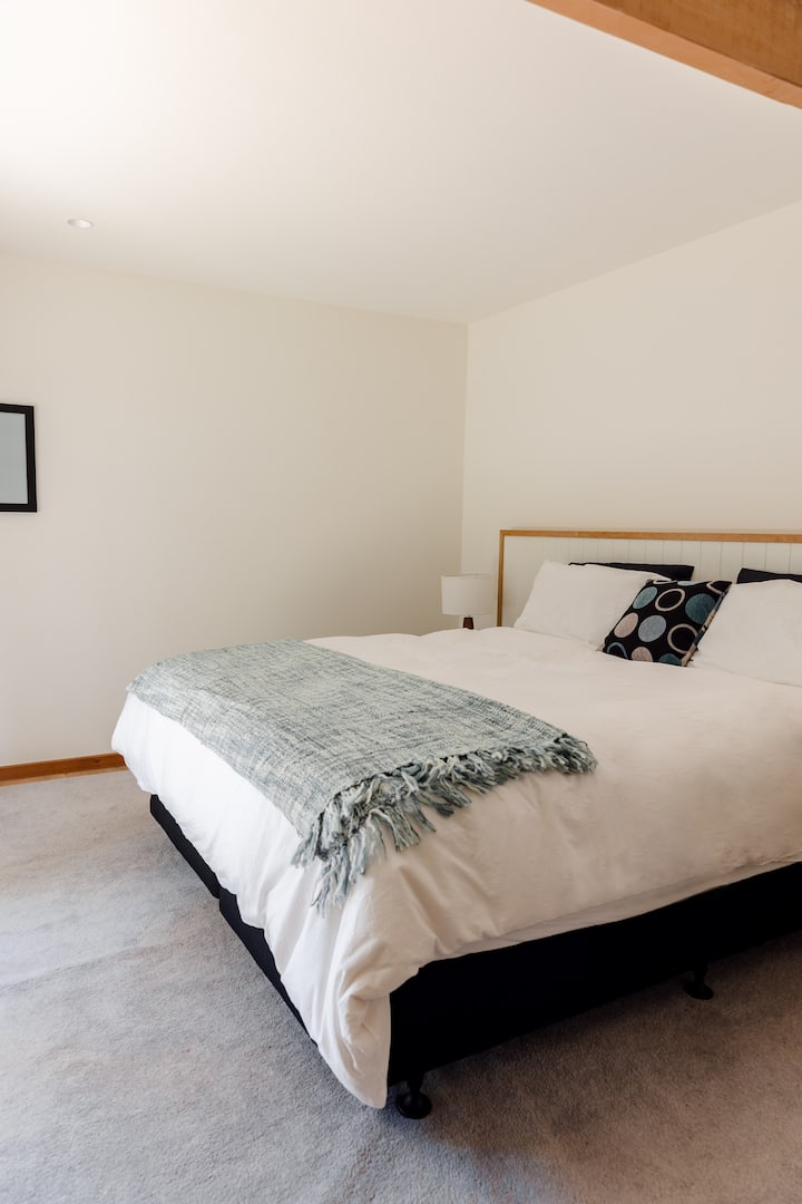 Საწოლი შეიძლება გაიყოს 2 გულუხვი ზომის გრძელი ერთადგილიანი საწოლის დასამზადებლად.