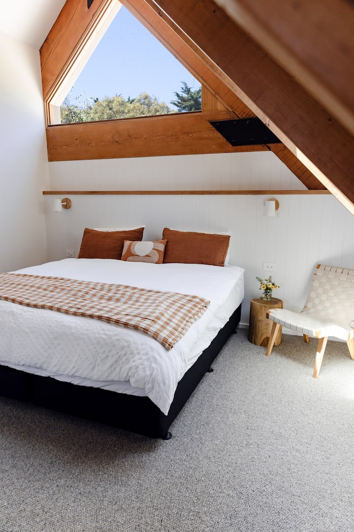 Საწოლი შეიძლება გაიყოს 2 გულუხვი ზომის გრძელი ერთადგილიანი საწოლის შესაქმნელად. 