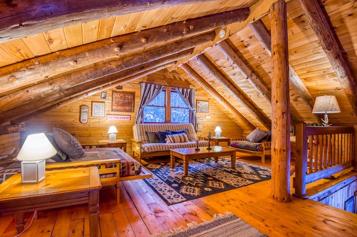 Ლოფტის ტერიტორია - მოიცავს უამრავ თამაშს და ფუტონს/საწოლს