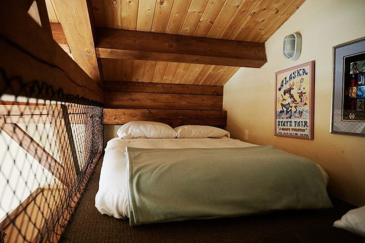 سرير كامل الحجم في الشقة العلوية. 