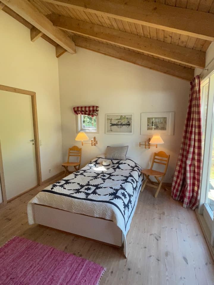 Táto posteľ je v roku 2023 prispôsobená na manželskú posteľ. (Obrázok z roku 2022)