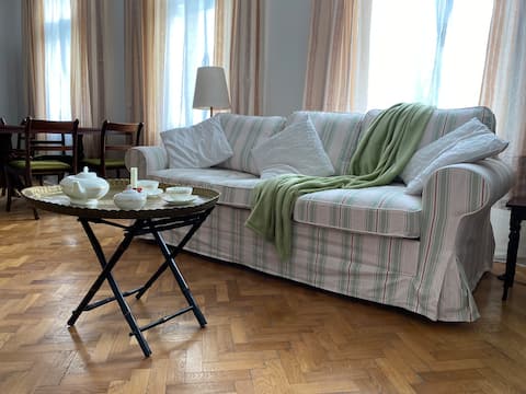 Top performing Airbnb: Kathi's Charming Getaway in Meidling