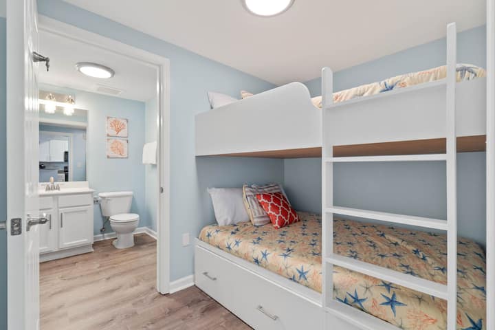 Twin/Twin Bunk bedroom with en-suite