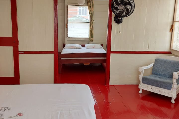 Spálňa 1 a spálňa 3 sa nachádzajú v prednej časti domu. Tieto izby sú navzájom prepojené spojovacími dverami, ktoré je možné uzavrieť.