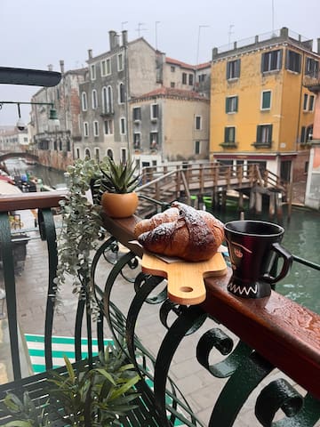 Stunning & super stylish canal-side 5*apartment!