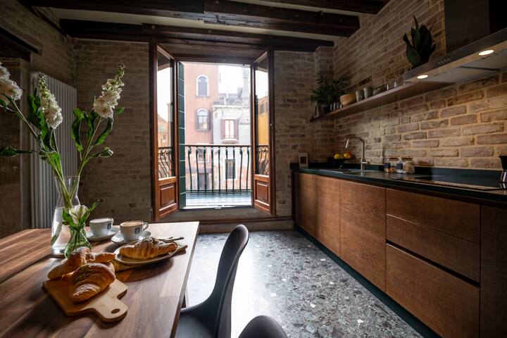 Stunning & super stylish canal-side 5*apartment! gallery image 5