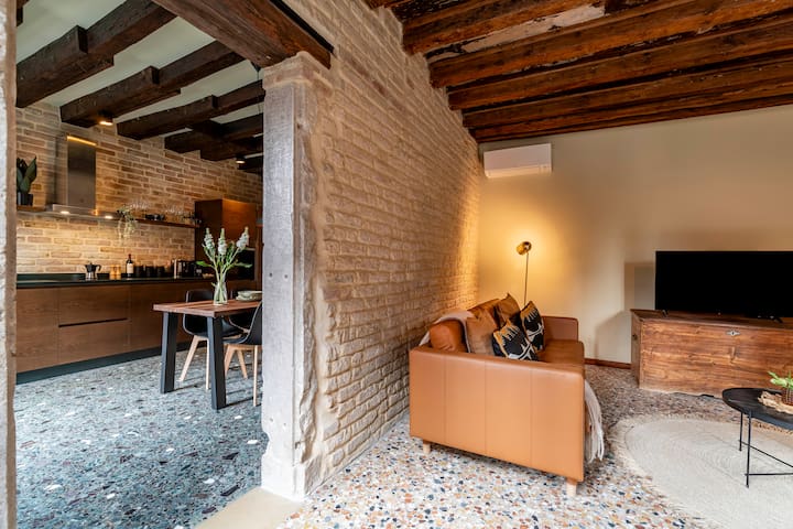 Stunning & super stylish canal-side 5*apartment! gallery image 4