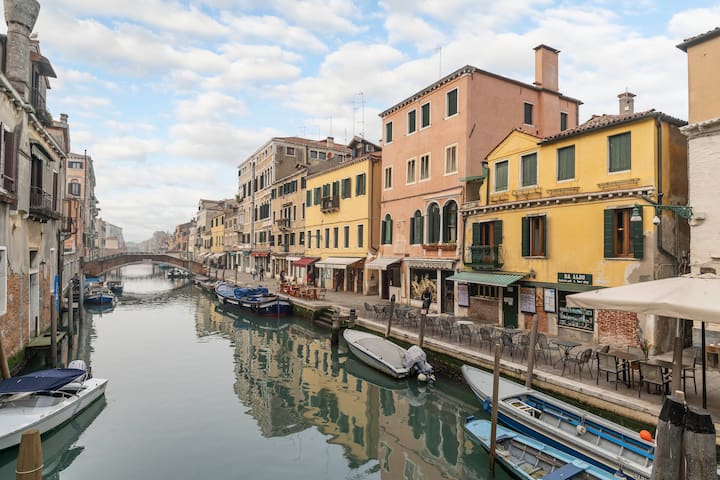 Stunning & super stylish canal-side 5*apartment! gallery image 2