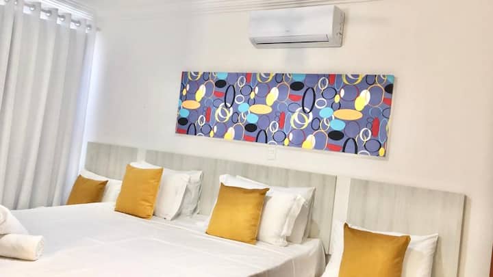 Апартман со голем брачен кревет и два помошни кревета. Во него може да се сместат четири лица.