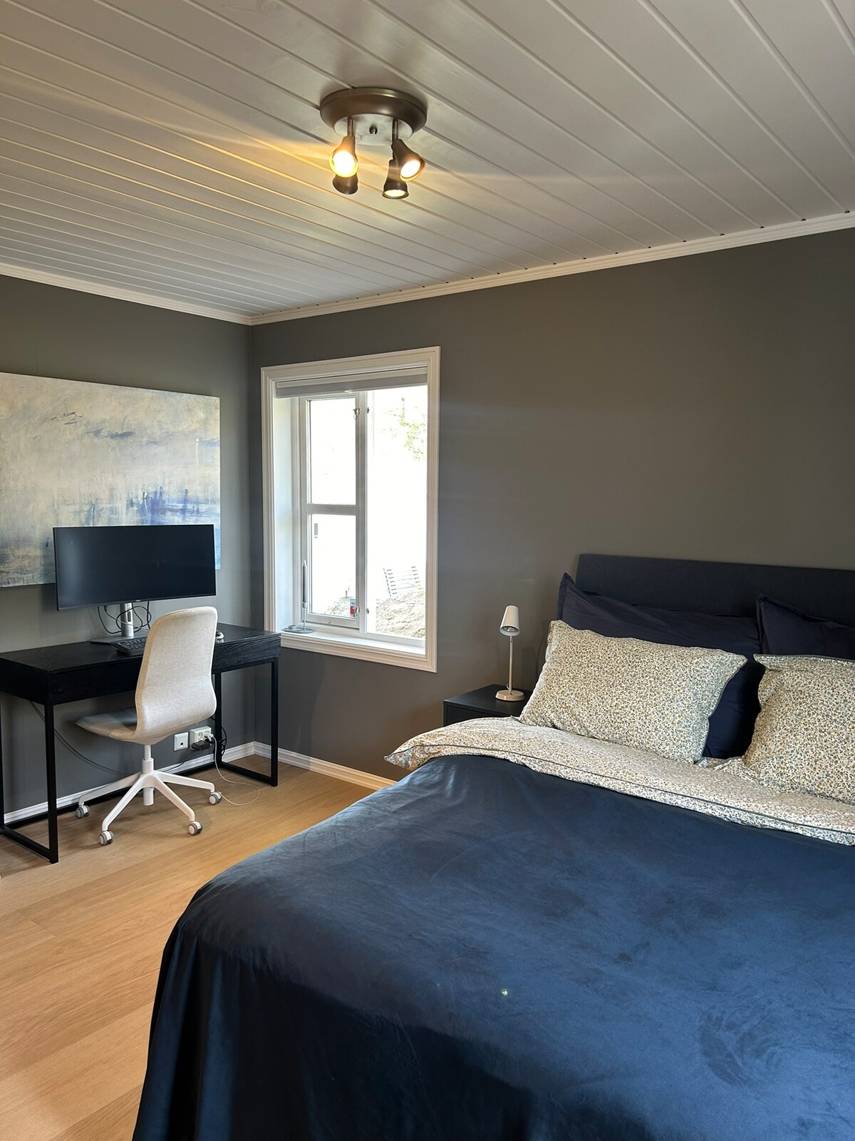 בחדר שינה 1 יש מיטה זוגית מקסימה. בחדר השינה יש חדר רחצה פרטי עם מקלחת. יש גם שטחי משרדים בחדר.