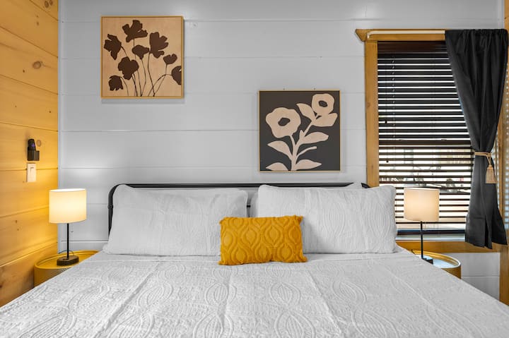 主楼层设有一间主卧室，配备加大双人床和套内卫生间。