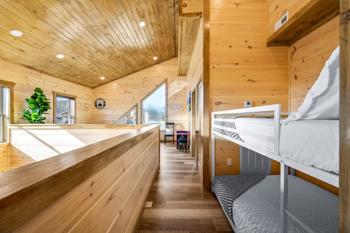 楼上有一张双层床（全套床垫） ，可容纳4名儿童或2名成人。