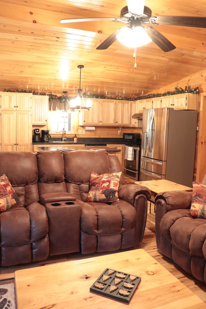 The Bear Den - Cabin W/ Boat Storage 5 Mi To Lake - Lake Raystown Resort, Entriken