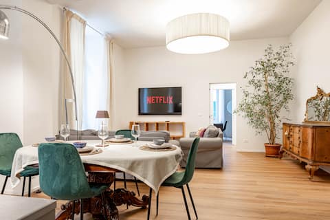 𝐇𝟏𝟏 [The Queen's Apartment] - Ariston - Centro