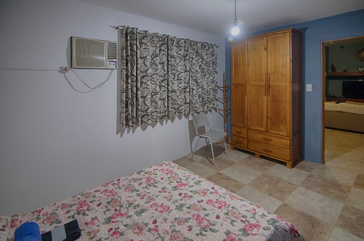 Საძინებლის ფლიგელი კონდიციონერით, ცალკე სააბაზანო ელექტრო საშხაპით.