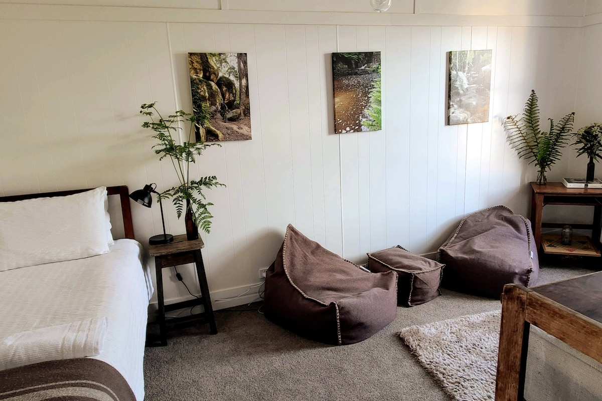 Dormitorio Frome: un gran espacio para relajarse con bolsas de frijoles, libros y juegos.  Amplia habitación con cama individual tamaño king y cama individual, ambas con mantas eléctricas y ropa de cama blanca fresca.  Punto de alimentación USB y calefactor eléctrico.