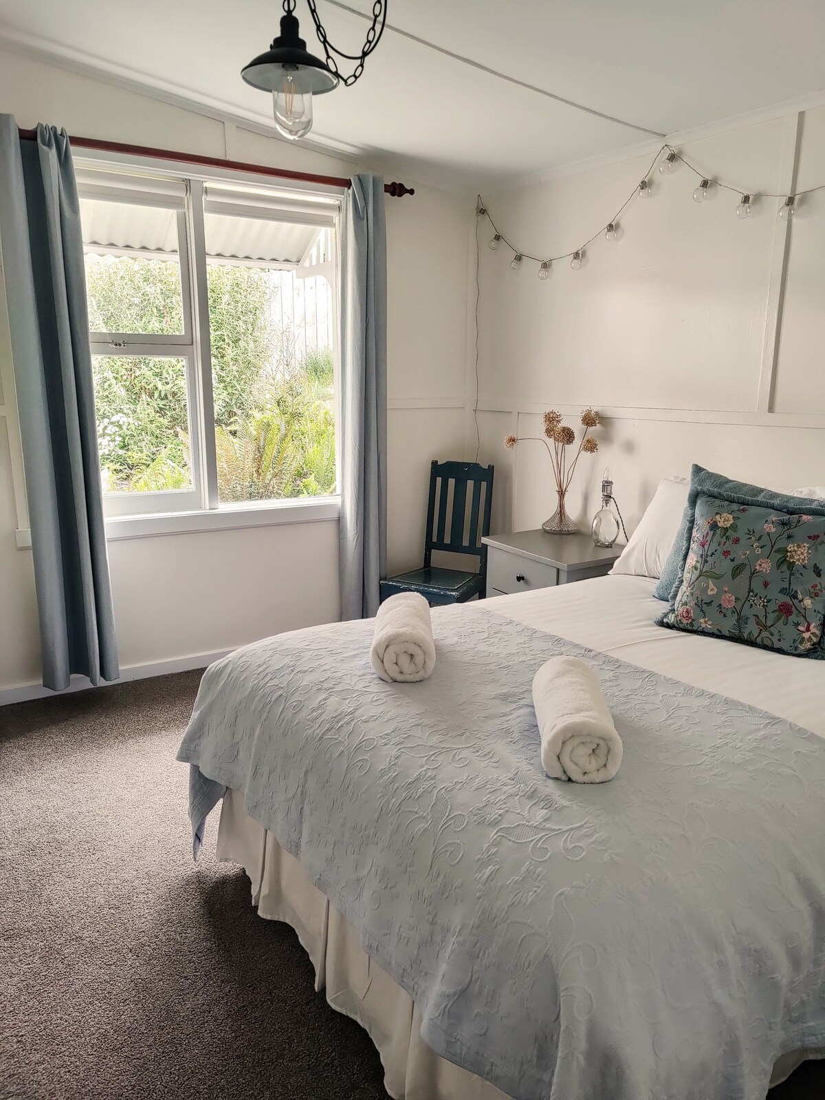 Dormitorio azul de soldadura, colgado con luces de hadas. Cómoda cama doble con manta eléctrica y ropa de cama blanca fresca.  Punto de alimentación USB y calefactor de habitación eléctrico.