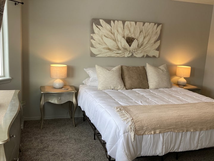 Hlavná spálňa: zatemňovacie závesy a stropné svetlo sú stmievateľné pre útulný pocit uprostred polnočného slnka na Aljaške.
Vo veľkej šatni sa nachádzajú dve balenia hračiek a jedna detská postieľka.