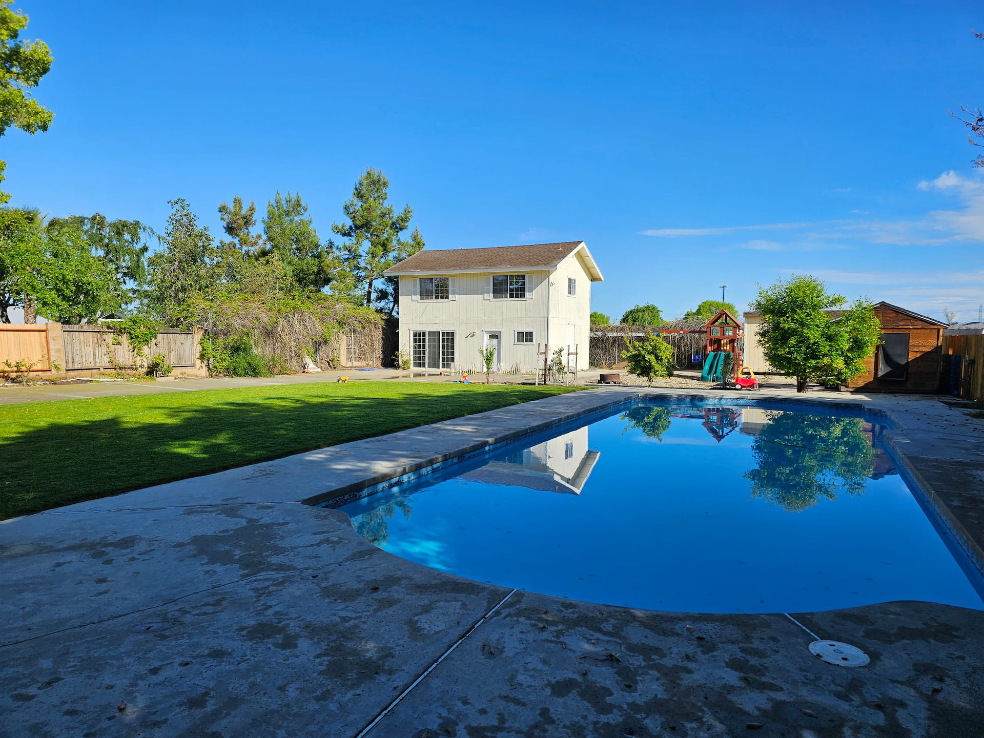 1150ft² 2 Story Gated Home w/ Pool & Play Area.