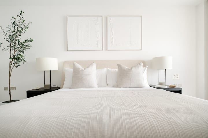 Camera da letto matrimoniale con bagno, splendidamente progettata, con letto matrimoniale grande (180x200 cm) e biancheria in cotone egiziano da 500 TC splendidamente morbida