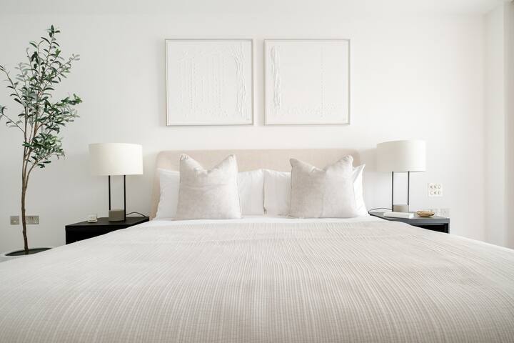 Spectacular Sky Villa views London Eye & Big Ben gallery image 4