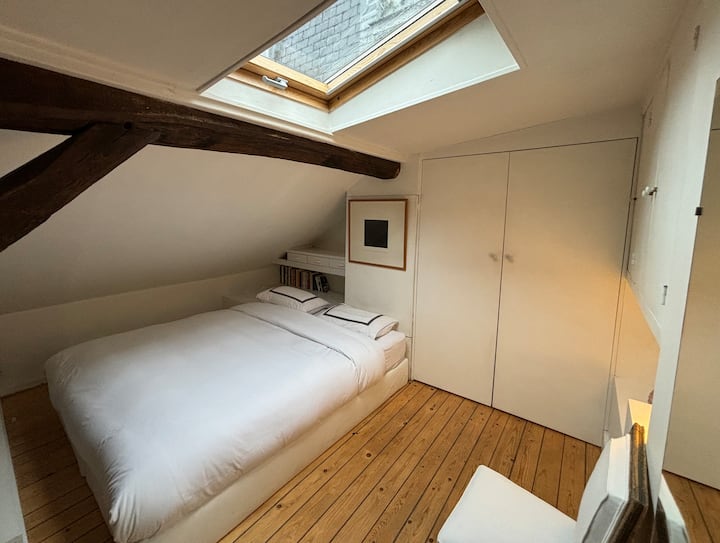 غرفة إضافية يمكن الوصول إليها عن طريق درج صغير 