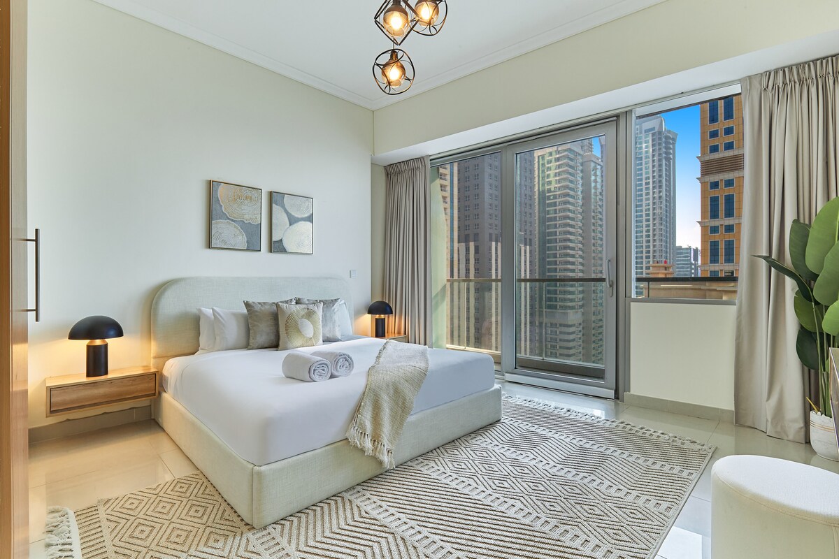 להירגע בסגנון עם מיטת קינג סייז, עיצוב שיקי וגישה למרפסת פרטית. חלונות מהרצפה עד התקרה ממלאים את החדר באור טבעי ויוצרים את המפלט המושלם.