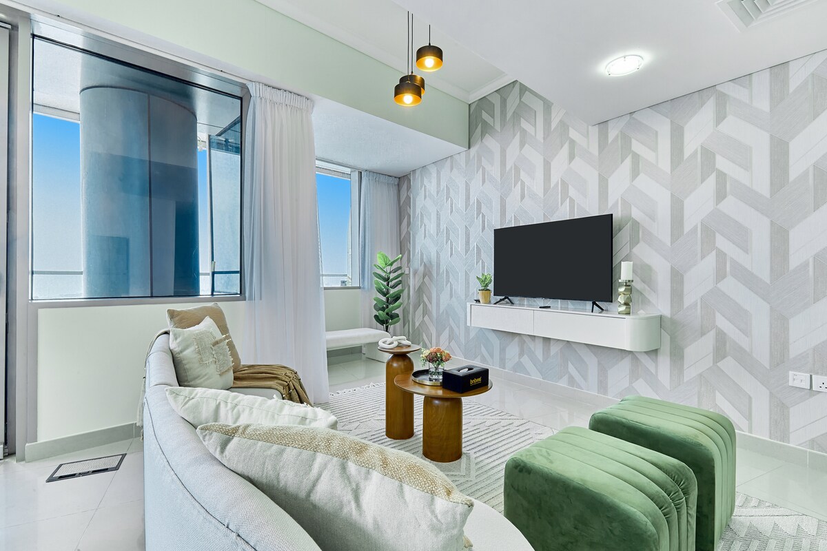 אפשר להירגע בדירה המזמינה הזו במרינת דובאי, עם פינת ישיבה נעימה, חלונות רחבים, גישה למרפסת, טלוויזיה חכמה ועיצוב אופנתי. דירת נופש מושלמת למשפחות או לאנשי עסקים.