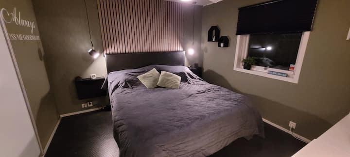 Glavna spavaća soba s velikim bračnim krevetom (širine 180 cm) 