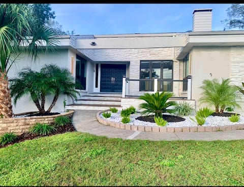 Luxury Pool Villa in Upscale Tampa Centrally Loctd